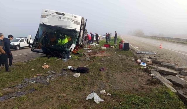 Yolcu otobüsü devrildi: 2 ölü, 17 yaralı