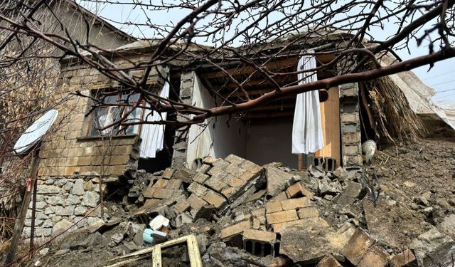 Hakkâri’de etkili olan aşırı yağışlar nedeniyle bir ev yıkıldı