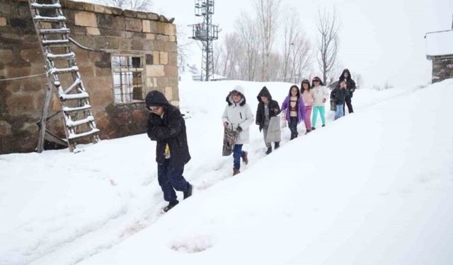 Muş’ta kar üstünde bayram sevinci