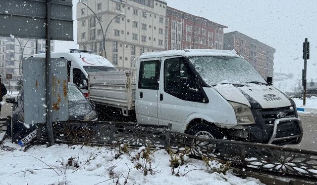 Yüksekova'da otomobil ile kamyonet çarpıştı:2 Yaralı