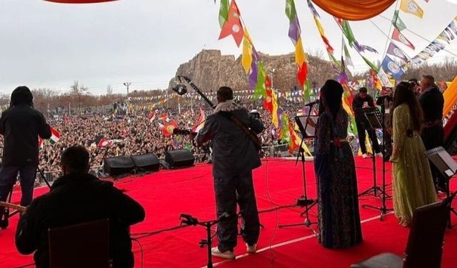 Van'da Newroz: Agirê Jiyan 24 yıldan sonra sahne aldı