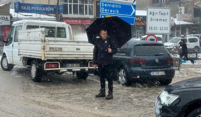 Yüksekova’da Kar Etkili Oldu: Yollar Kayganlaştı