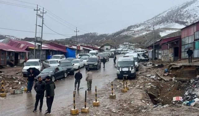 Çukurca Sınır Kapısı Kilitlendi: Vatandaşlar Çözüm Bekliyor