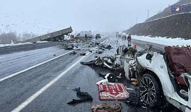 Tatvan–Van Yolunda Tır ile Otomobil Çarpıştı: 2 Ölü