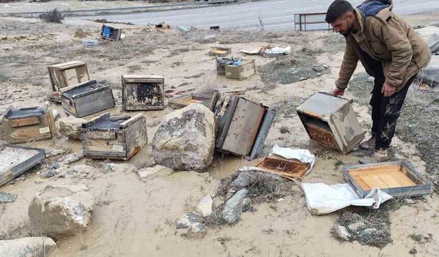 Hakkari’de selde 150 kovan zarar gördü