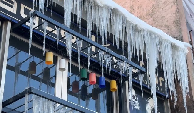 Çatılarda 1 Metreyi Aşan Buz Sarkıtları Oluştu