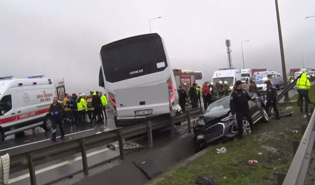 Polis servisi kaza yaptı: 1 polis hayatını kaybetti, 16 yaralı