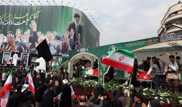 İran'da ABD-İsrail saldırılarında hayatını kaybeden üst düzey askeri yetkililer için cenaze töreni