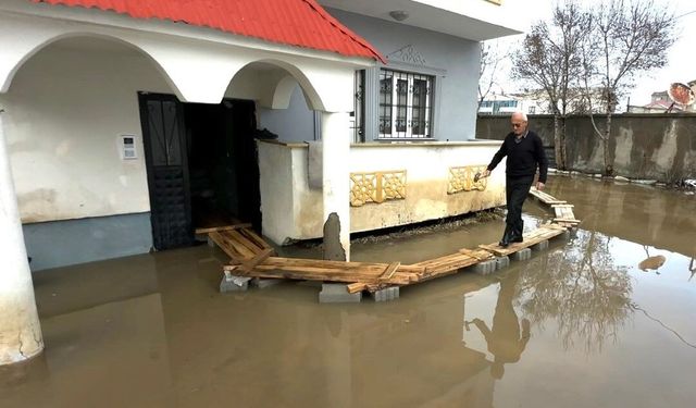 Yüksekova’da Venedik çilesi: Evlere giriş tahtadan köprülerle sağlanıyor