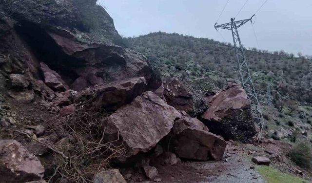 Batman’da dağdan kopan dev kayalar 10’dan fazla yolu ulaşıma kapattı