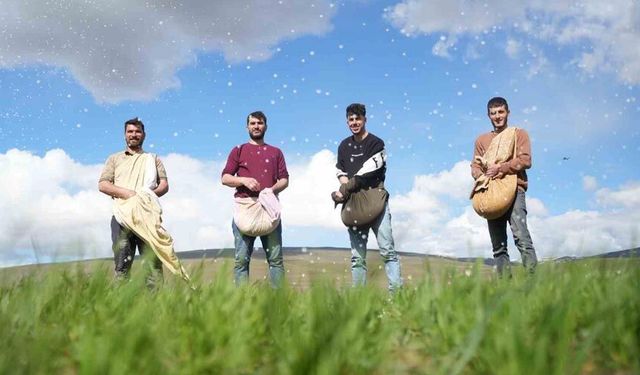 Muş’ta çiftçiler tarlaya indi: Gübreler imece usulü ile serpildi