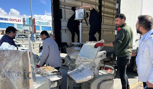 İran’daki savaş mağdurları için Van’dan 3 yardım tırı gönderildi