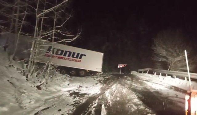 Ardahan-Artvin karayolunda kayan tır yolu kapattı, onlarca araç mahsur kaldı