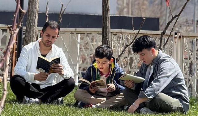 Şemdinli’de kitap seferberliği: Parkta yüzlerce kişi aynı anda okudu