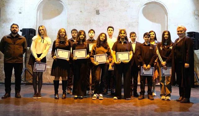 Minik ve genç piyanistler sahnede göz doldurdu