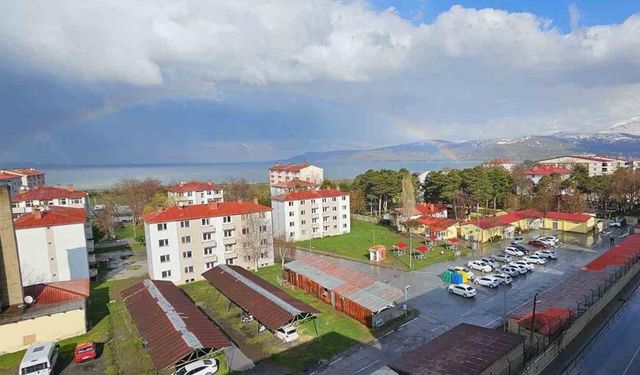 Tatvan’da gökkuşağı görsel şölen sundu