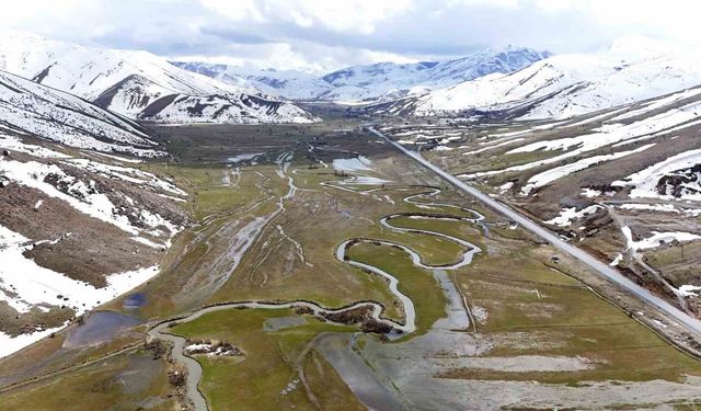 Güzeldere menderesleri baharla birlikte yeniden canlandı