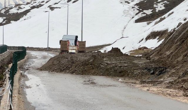 Yüksekova’da Toprak Kayması: Pizok TOKİ Yolu 5 Gündür Kapalı!