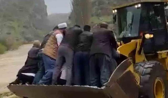 Sel yol vermeyince cenaze iş makinesiyle taşındı