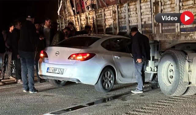 Yüksekova’da otomobil tırın altına girdi: 2 yaralı