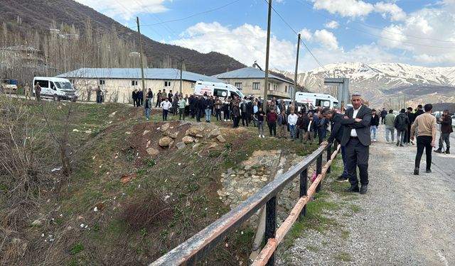 Dereye düşen çocuğu arama çalışmaları yağışlı havaya rağmen devam ediyor