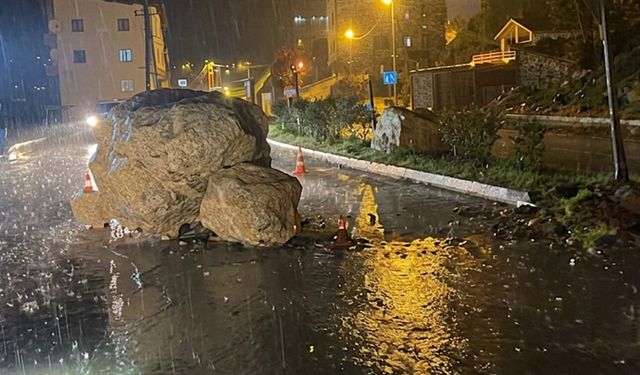 Şemdinli’de yola dev kaya parçaları düştü