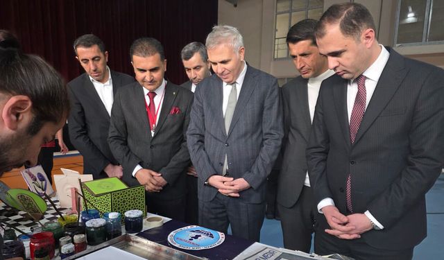 “Vakti Kuşanmak” İl Sergisi Yüksekova’da Açıldı