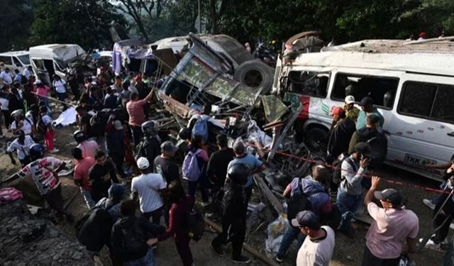 Kara yoluna döşenen bomba patladı: 5’i çocuk 14 ölü, 38 yaralı