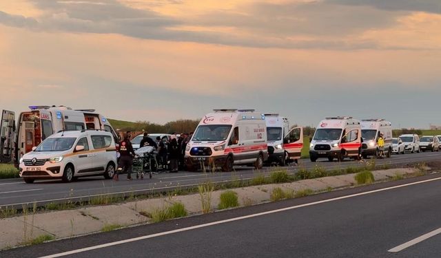Diyarbakır’da faciadan dönüldü: Takla atan araçtaki 10 kişi yaralandı