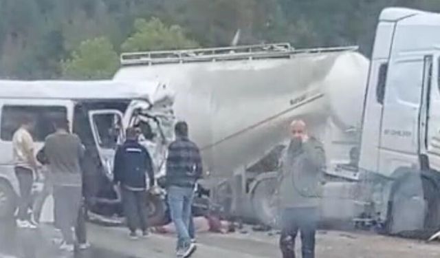 Tır ile minibüs çarpıştı: 7 can kaybı, 7 yaralı