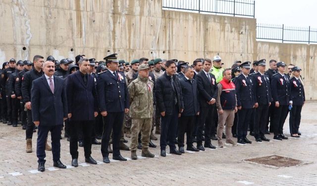 Yüksekova'da polis haftasında çelenk sunma töreni
