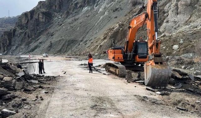 Yüksekova–Hakkari Yolunda Ulaşım Tek Şeritten Sağlanıyor