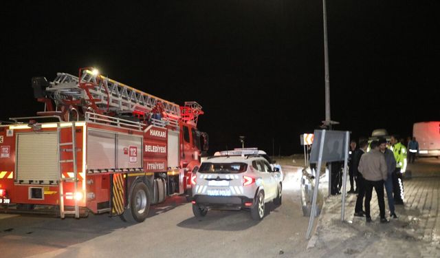 Hakkari’de faciadan dönüldü:Çekici uçurumun kenarında durabildi, 3 yaralı