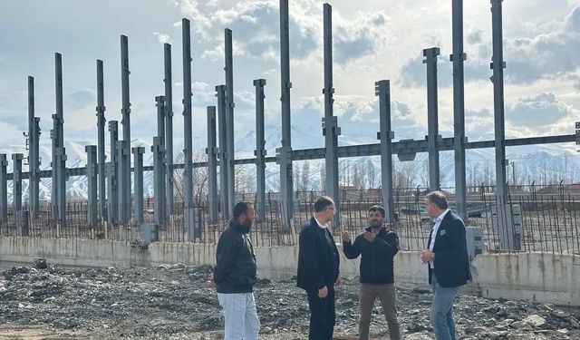 Yüksekova’da 3 Bin Kişilik Futbol Sahası Projesi Yerinde İncelendi