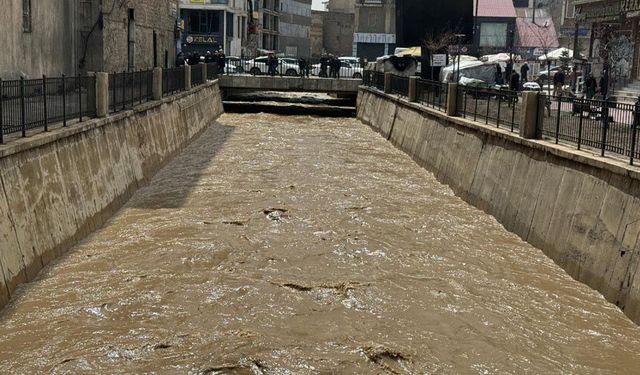 Yüksekova’da sağanak yağışın arşından Büyükçay deresinin debisi yükseldi
