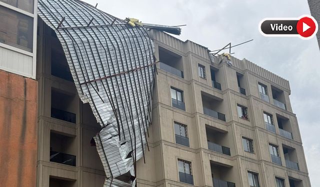 Şemdinli’de Fırtına Çatı Uçurdu: Ev Hasar Gördü, Cadde Trafiğe Kapatıldı