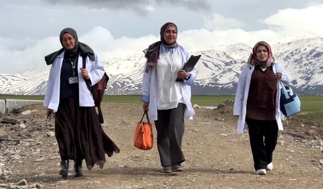 Yüksekova'da fedakar ebeler zorlu arazi şartlarında gebelere ulaşıyor