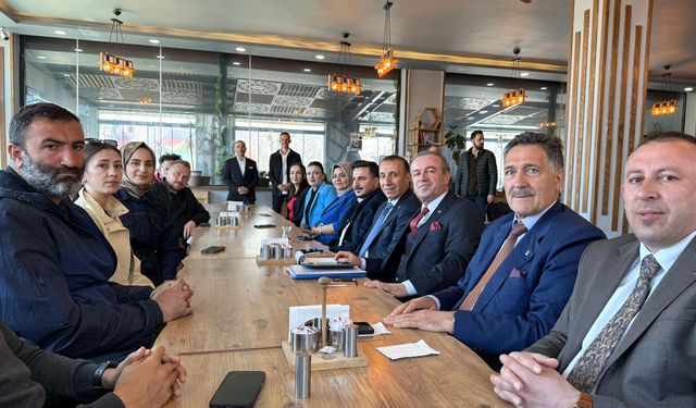 Yüksekova AK Parti Teşkilatı Gazetecilerle Kahvaltıda Bir Araya Geldi