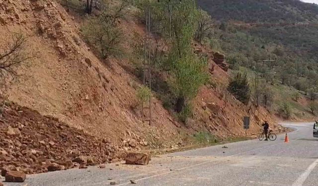 Tunceli’de yamaçtan kopan taş ve toprak kütlesi yola düştü