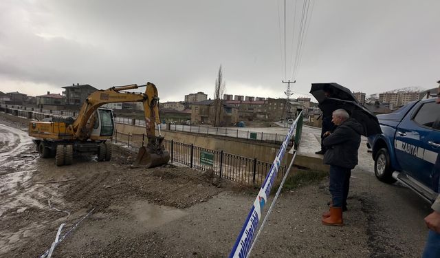 Yüksekova Belediyesi İlçedeki Dereler İçin Uyardı