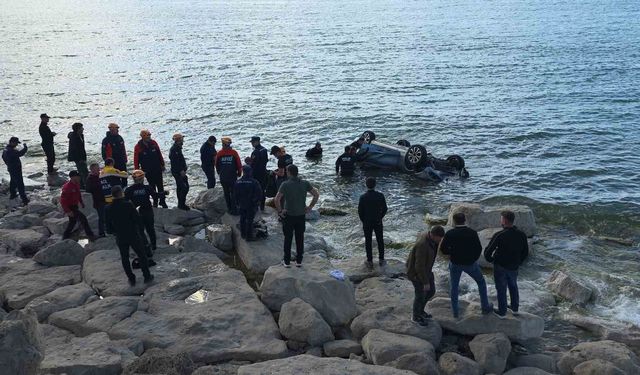 Van Gölü’ne uçan otomobildeki 1 kişi yaralandı