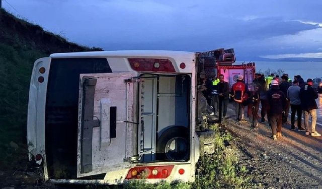 Van’da emniyet personelini taşıyan midibüs devrildi: 4 yaralı