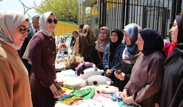Üniversite öğrencilerinin yıl boyunca yaptıkları el emeği ürünleri görücüye çıktı
