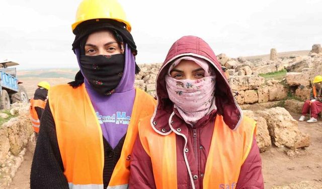 Zerzevan Kalesi’nde geçici işçi olarak çalışan abla-kardeşin hedefi arkeolog olmak