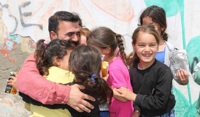 Küçükken hep ’bekledi’ şimdi çocuklara ücretsiz dağıtıyor