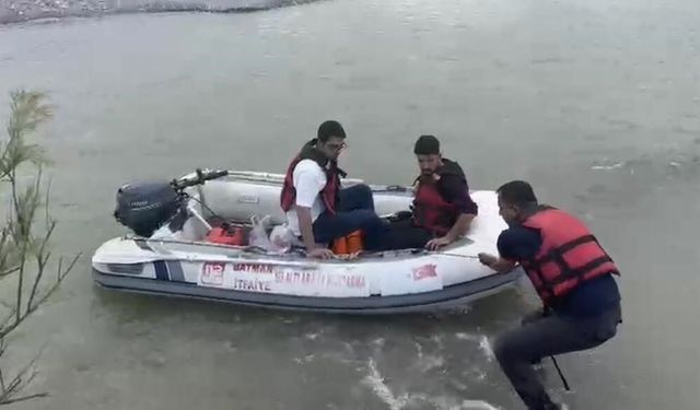 Piknik için gittileri yerde su seviyesi yükselince mahsur kalan vatandaşları itfaiye kurtardı
