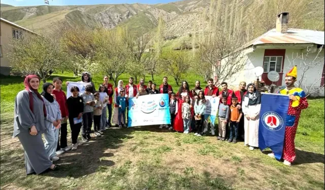 Hakkâri Üniversitesi Öğrencilerinden Demirli Köyü Çocuklarına Moral Ziyareti