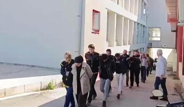 Kendilerini hakim, savcı ve polis olarak tanıtıp milyonluk vurgun yapan şebeke çökertildi
