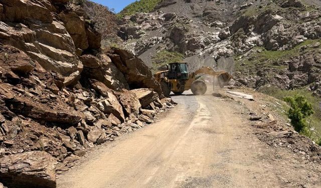 Şemdinli-Derecik kara yolu kontrollü ulaşıma açıldı