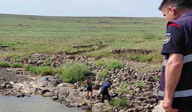 Serinlemek için girdiği derede boğulma tehlikesi geçirdi